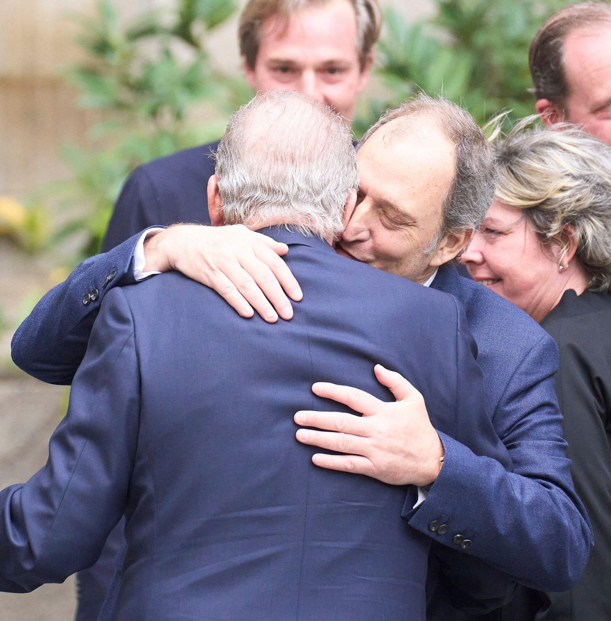 Juan Gomez Acebo abbraccia lo zio, Re Juan Carlos di Spagna, prima di una messa per commemorare la vita di Fernando Gomez Acebo a Madrid l'8 aprile 2024 (MPG/Alamy)