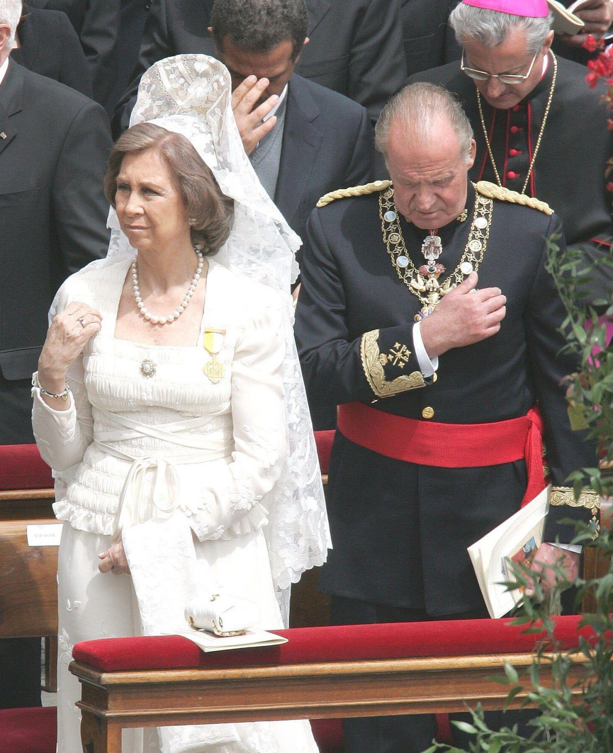 Re Juan Carlos e Regina Sofia di Spagna partecipano alla messa inaugurale di Papa Benedetto XVI in Piazza San Pietro in Vaticano il 24 aprile 2005 (Laurent Zabulon/Abaca Press/Alamy)