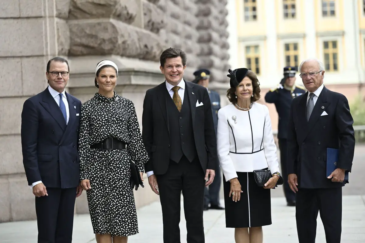 Il Principe Daniel e la Principessa ereditiera Victoria di Svezia, il Presidente Andreas Norlin e il Re e la Regina di Svezia arrivano per l'apertura della sessione del Riksdag a Stoccolma il 10 settembre 2024 (Pontus Lundahl/TT News Agency/Alamy)