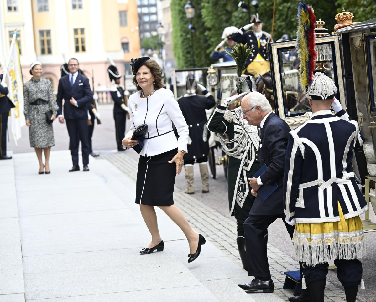 Il Re e la Regina di Svezia arrivano per l'apertura della sessione del Riksdag a Stoccolma il 10 settembre 2024 (Pontus Lundahl/TT News Agency/Alamy)