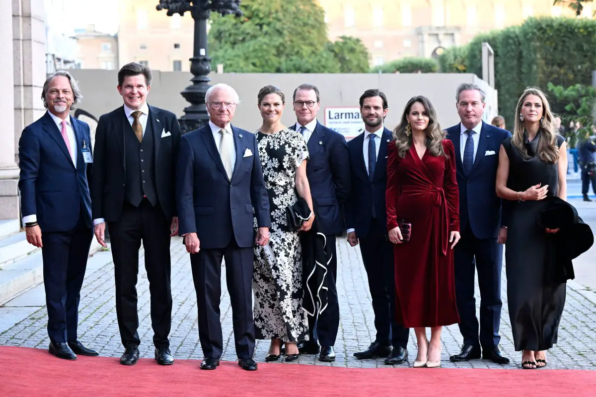 Il CEO dell’Opera Reale Fredrik Lindgren, il Presidente del Riksdag Andreas Norlén, il Re Carl XVI Gustaf, la Principessa ereditaria Victoria, il Principe Daniel, il Principe Carl Philip, la Principessa Sofia, Christopher O’Neill e la Principessa Madeleine partecipano a un concerto all'Opera Reale dopo l'apertura della sessione del Riksdag a Stoccolma il 10 settembre 2024 (Jessica Gow/TT News Agency/Alamy)