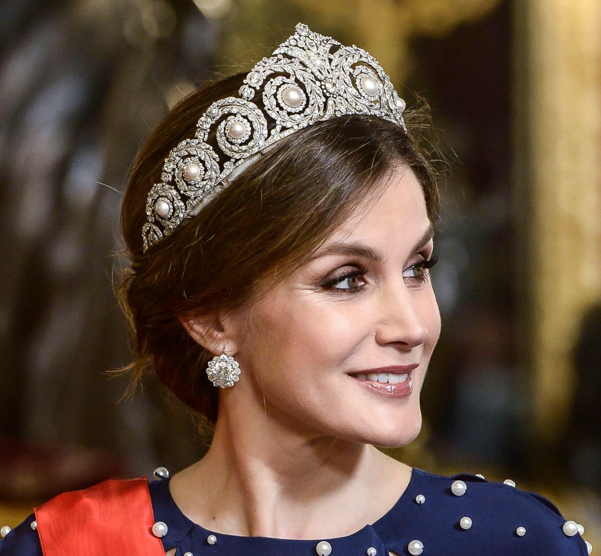 La regina Letizia di Spagna partecipa a una cena di gala per il presidente del Portogallo al Palazzo Reale di Madrid il 16 aprile 2018 (Jimmy Olsen/Media Punch/Alamy)