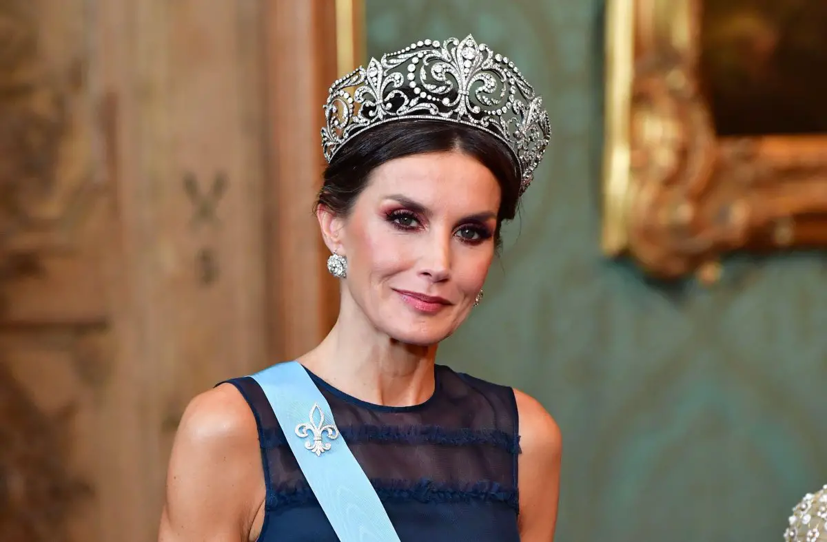 La regina Letizia di Spagna partecipa a un banchetto di stato al Palazzo Reale di Stoccolma il 24 novembre 2021 (Jonas Ekströmer/TT News Agency/Alamy)