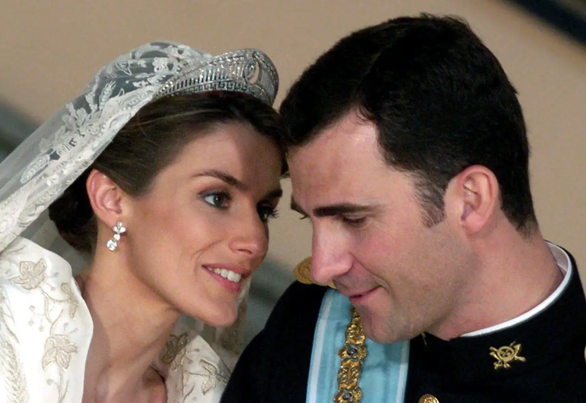 Il Principe e la Principessa delle Asturie sono ritratti a una ricezione dopo il loro matrimonio reale a Madrid il 22 maggio 2004 (DPA Picture Alliance Archive/Alamy)