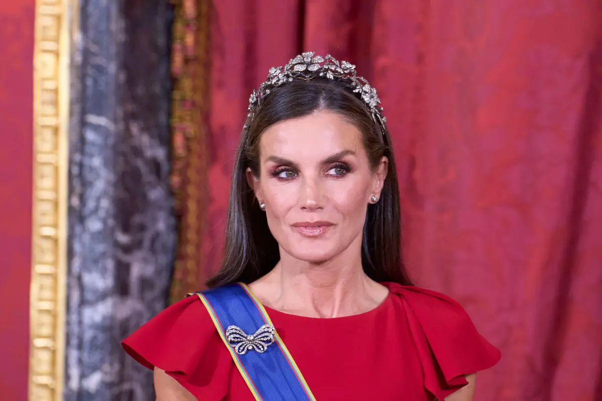 La regina Letizia di Spagna partecipa a una cena di gala per il presidente della Colombia al Palazzo Reale di Madrid il 3 maggio 2023 (MPG/Alamy)