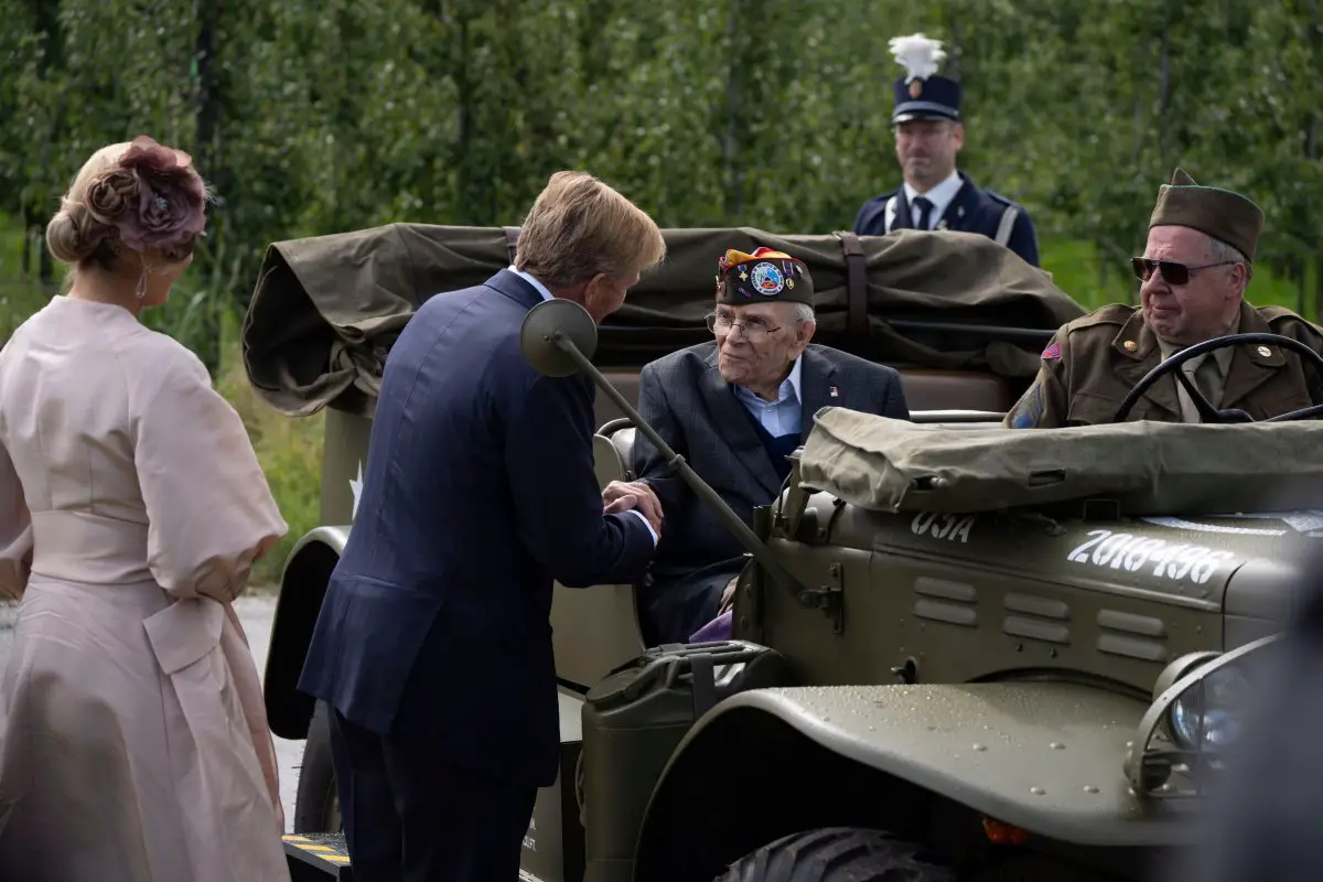 Il Re e la Regina dei Paesi Bassi incontrano il veterano della Seconda Guerra Mondiale americano Kenneth Thayer mentre visitano il comune di Eijsden-Margraten per l'inizio nazionale della celebrazione degli 80 anni di libertà il 12 settembre 2024 (Patrick van Emst/NL Beeld/Alamy)