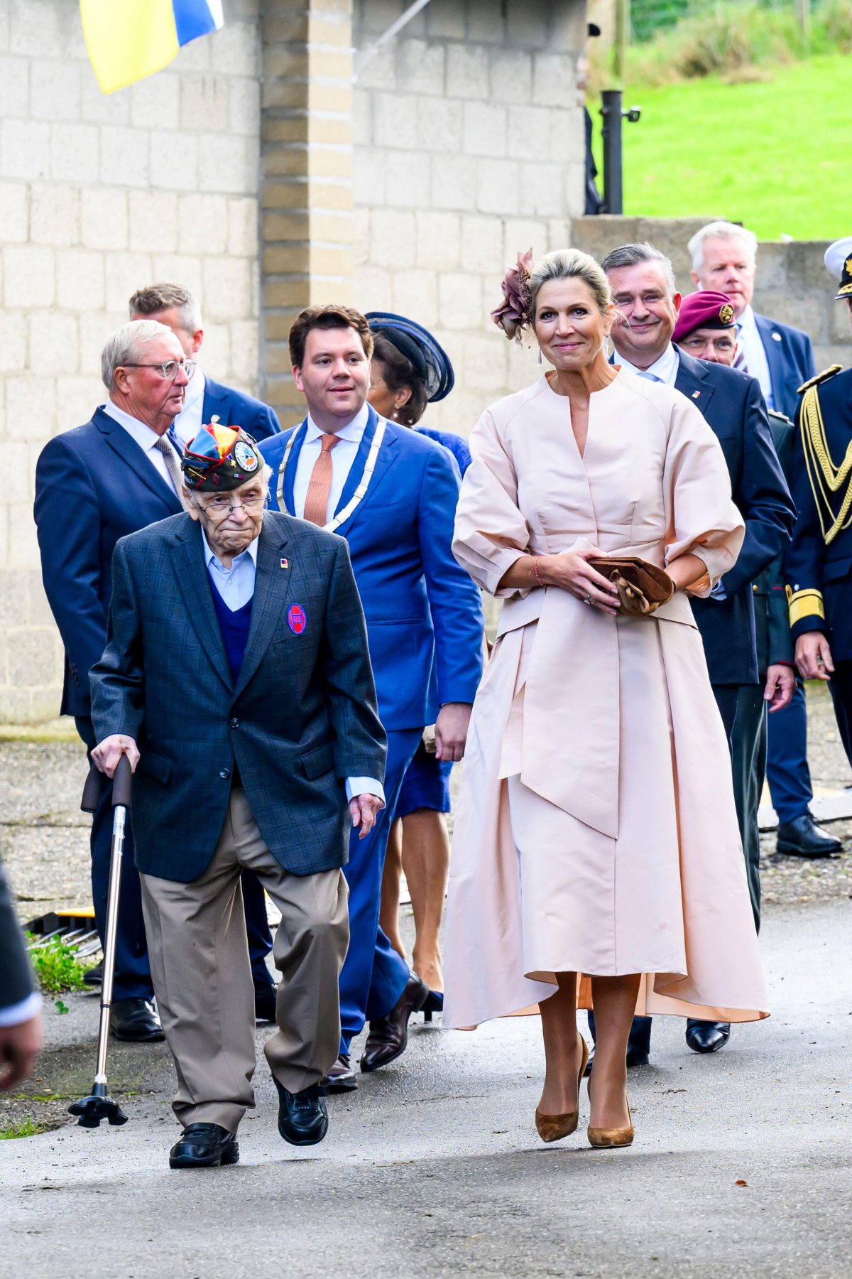 La Regina dei Paesi Bassi passeggia con il veterano americano Kenneth Thayer durante una visita al comune di Eijsden-Margraten per l'inizio nazionale della celebrazione degli 80 anni di libertà il 12 settembre 2024 (Patrick van Emst/NL Beeld/Alamy)