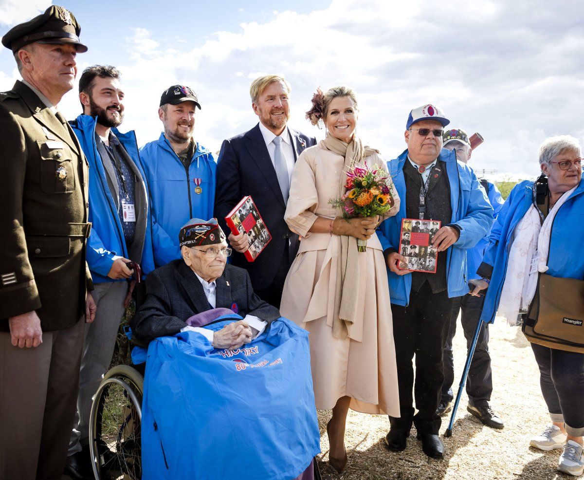 Il Re e la Regina dei Paesi Bassi incontrano il veterano della Seconda Guerra Mondiale americano Kenneth Thayer mentre visitano il comune di Eijsden-Margraten per l'inizio nazionale della celebrazione degli 80 anni di libertà il 12 settembre 2024 (SEM VAN DER WAL/ANP/Alamy)