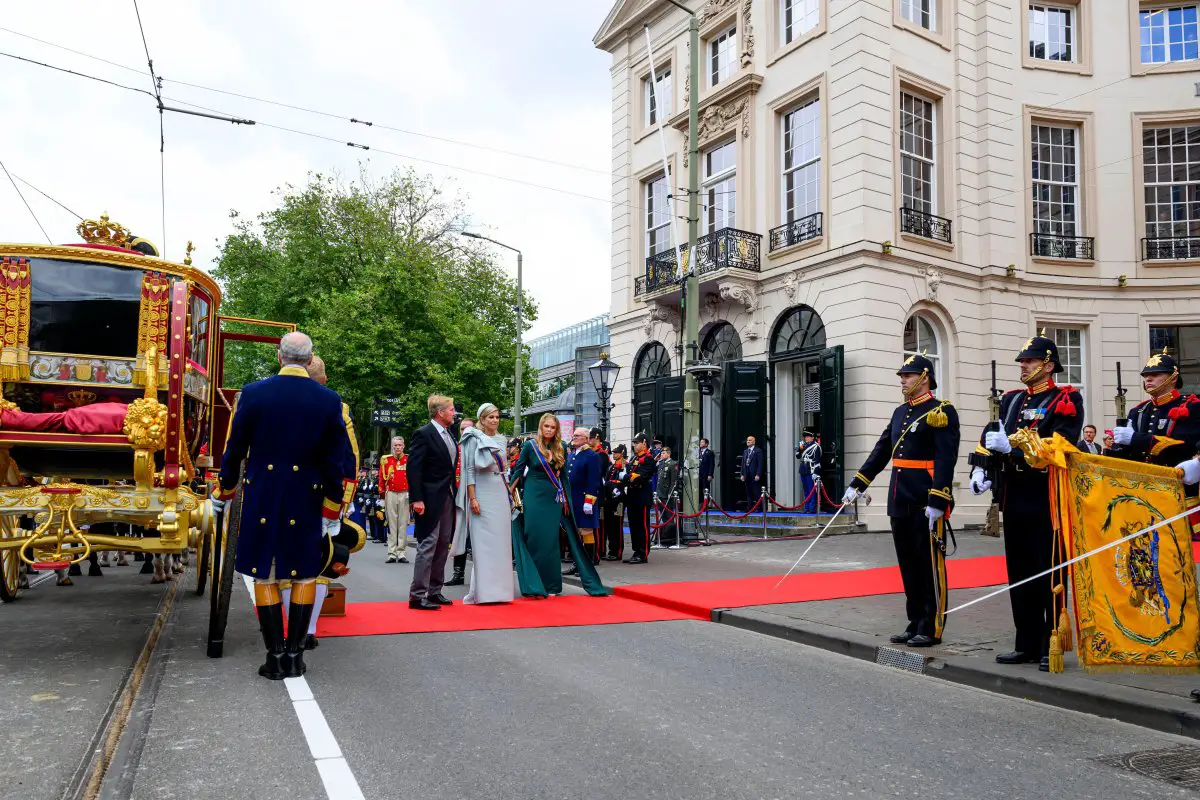 Il Re e la Regina dei Paesi Bassi, con la Principessa di Orange, arrivano per il Prinsjesdag a L'Aia il 17 settembre 2024 (Patrick van Emst/NL Beeld/Alamy)