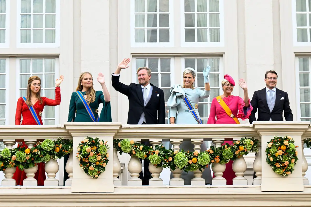 Il Re e la Regina dei Paesi Bassi, con la Principessa di Orange, la Principessa Alexia, il Principe Costantino e la Principessa Laurentien, salutano dal balcone del Palazzo Noordeinde durante il Prinsjesdag il 17 settembre 2024 (Patrick van Emst/NL Beeld/Alamy)