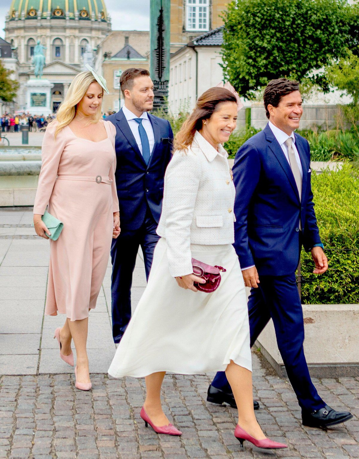 La Principessa Theodora di Grecia e Danimarca, Matthew Kumar, la Principessa Alexia di Grecia e Danimarca, e Carlos Morales Quintana partecipano a un pranzo a bordo dello Yacht Reale Dannebrog per celebrare il Giubileo d'Oro della Regina Margrethe II di Danimarca a Copenaghen l'11 settembre 2022 (Albert Nieboer/DPA Picture Alliance/Alamy)