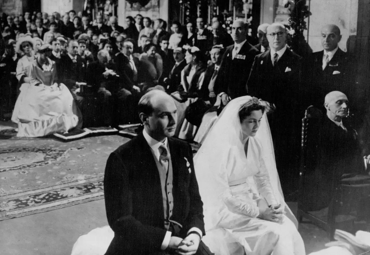 Il principe Alessandro di Jugoslavia e la principessa Maria Pia di Savoia sono ritratti nel giorno del loro matrimonio a Cascais il 12 febbraio 1955 (SuperStock/Alamy)