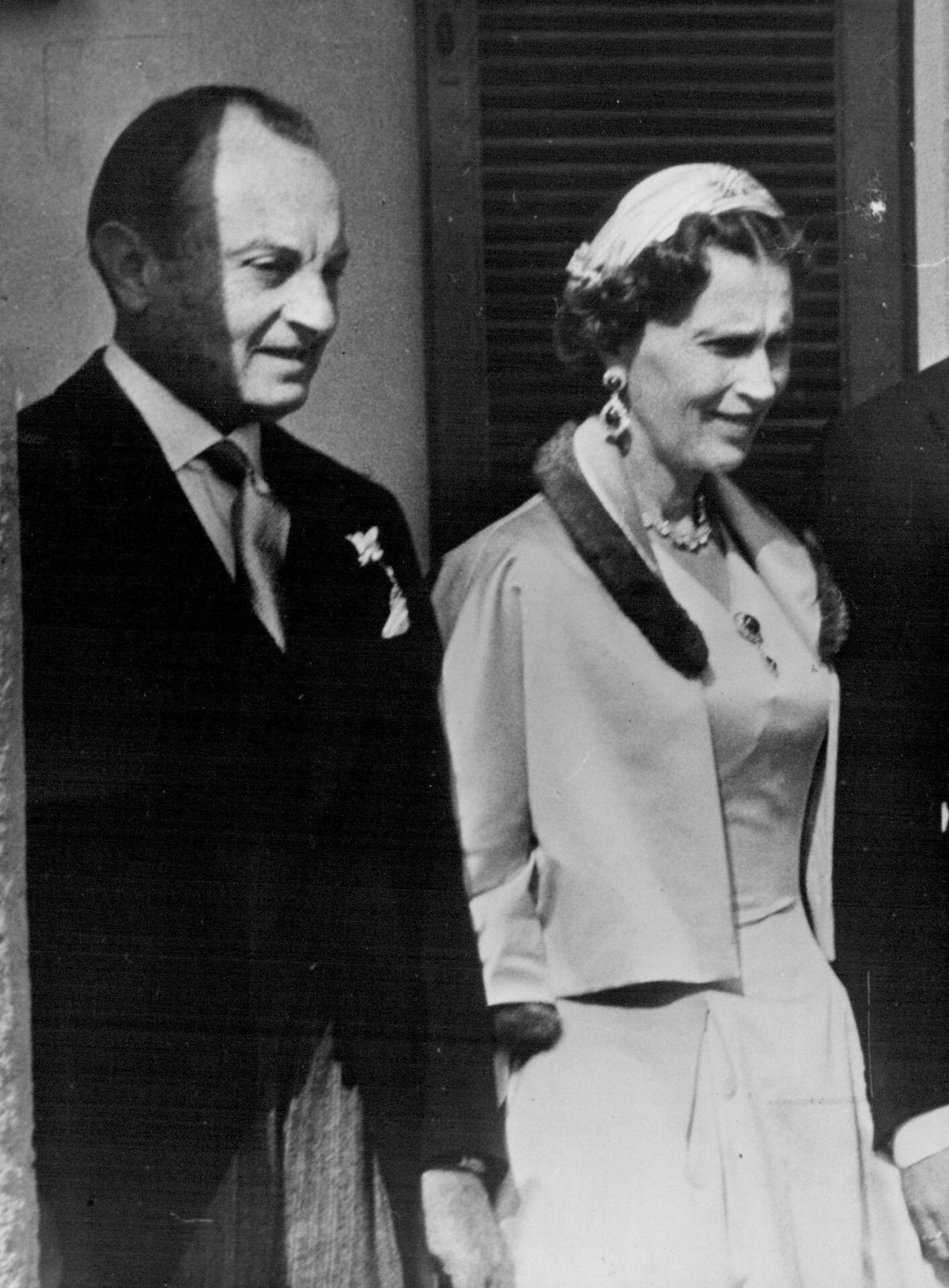 Il principe Paolo e la principessa Olga di Jugoslavia partecipano al matrimonio del loro figlio, il principe Alessandro, in Portogallo il 12 febbraio 1955 (SuperStock/Alamy)