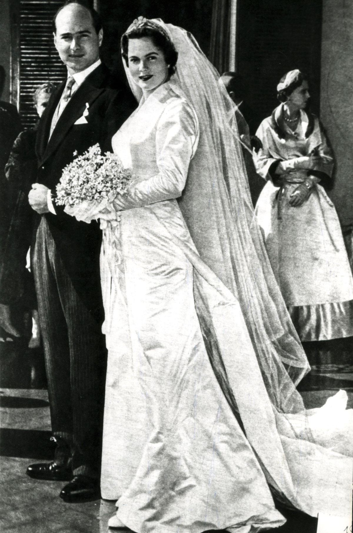 Il principe Alessandro di Jugoslavia e la principessa Maria Pia di Savoia sono ritratti nel giorno del loro matrimonio a Cascais il 12 febbraio 1955 (Universal Images Group/Alamy)