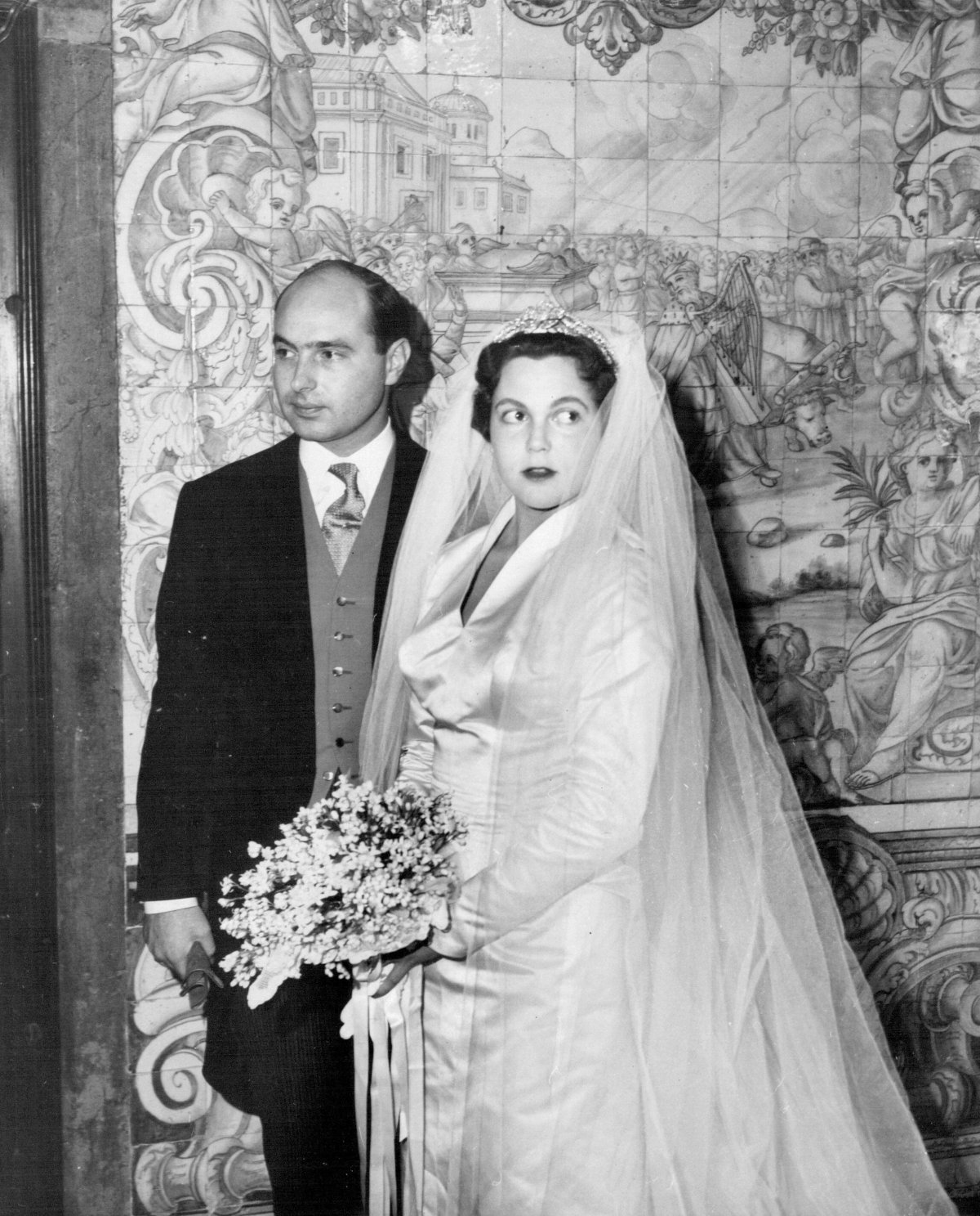 Il principe Alessandro di Jugoslavia e la principessa Maria Pia di Savoia sono ritratti nel giorno del loro matrimonio a Cascais il 12 febbraio 1955 (SuperStock/Alamy)