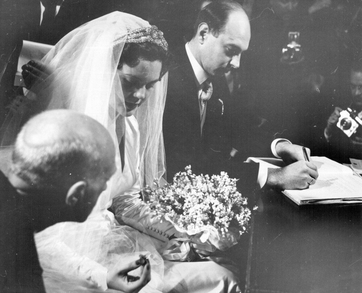 Il principe Alessandro di Jugoslavia e la principessa Maria Pia di Savoia sono ritratti nel giorno del loro matrimonio a Cascais il 12 febbraio 1955 (SuperStock/Alamy)