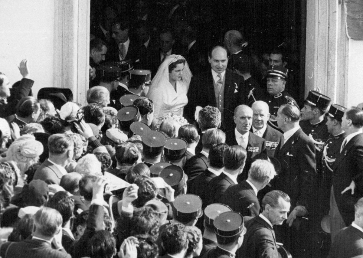 Il principe Alessandro di Jugoslavia e la principessa Maria Pia di Savoia sono ritratti nel giorno del loro matrimonio a Cascais il 12 febbraio 1955 (SuperStock/Alamy)