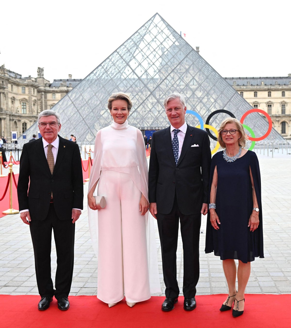 Il Re e la Regina dei Belgians vengono accolti da Thomas e Claudia Bach durante una cena di gala ospitata dal Comitato Olimpico Internazionale e dalla Presidenza Francese al Museo del Louvre di Parigi il 25 luglio 2024 (Jeanne Accorsini/Abaca Press/Alamy)