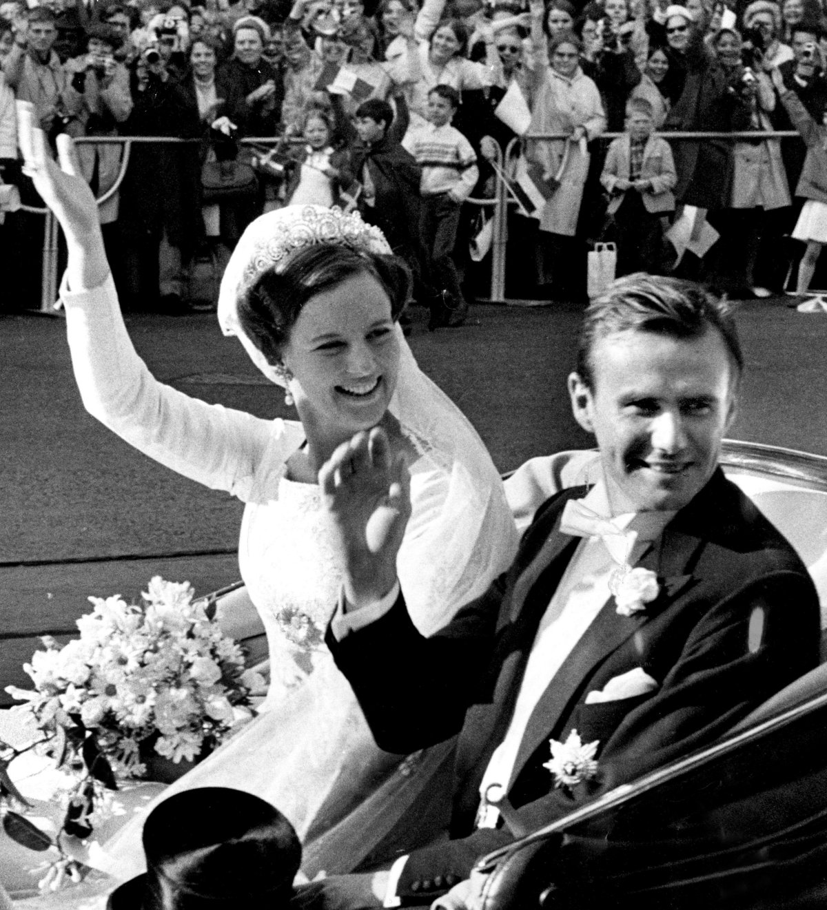 La principessa ereditaria Margrethe e il principe Henrik di Danimarca salutano le persone radunate per le strade di Copenaghen dopo il loro matrimonio reale il 10 giugno 1967 (Jan Bjorsell/TT News Agency/Alamy)