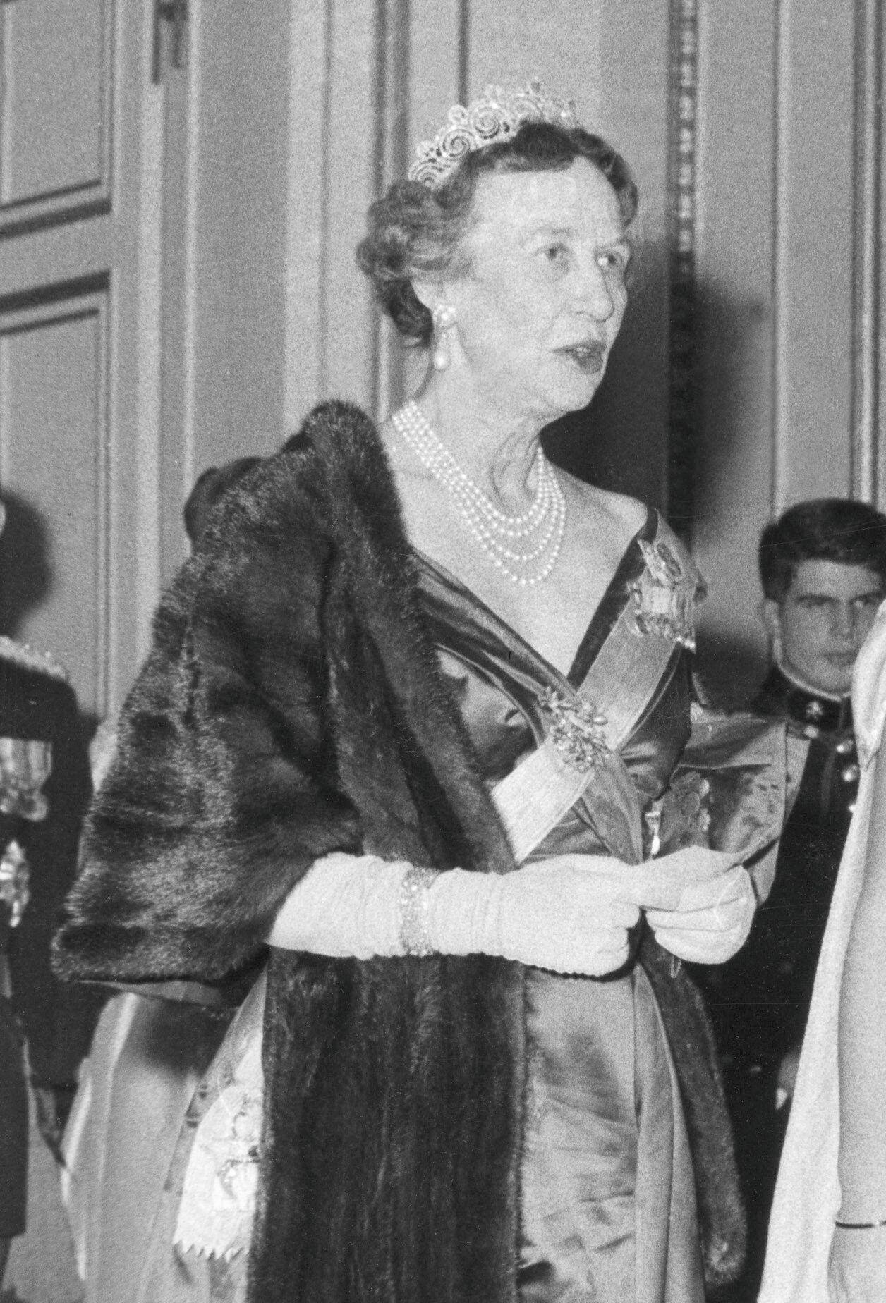 La principessa Margaretha di Danimarca partecipa a una gala la vigilia del matrimonio reale del re Baudouin e della regina Fabiola al Palazzo Reale di Bruxelles il 14 dicembre 1960 (Interfoto/Alamy)