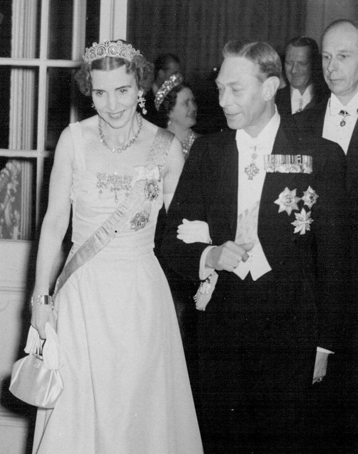 La regina Ingrid di Danimarca e il re Giorgio VI del Regno Unito lasciano l'Ambasciata danese a Londra dopo un banchetto il 9 maggio 1951 (SuperStock/Alamy)