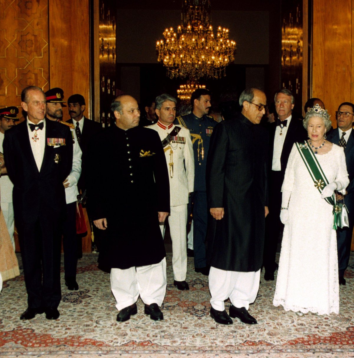 La Regina Elisabetta II e il Duca di Edimburgo partecipano a un banchetto di stato al Palazzo Presidenziale di Islamabad durante la loro visita in Pakistan il 7 ottobre 1997 (Anwar Hussein/Alamy)