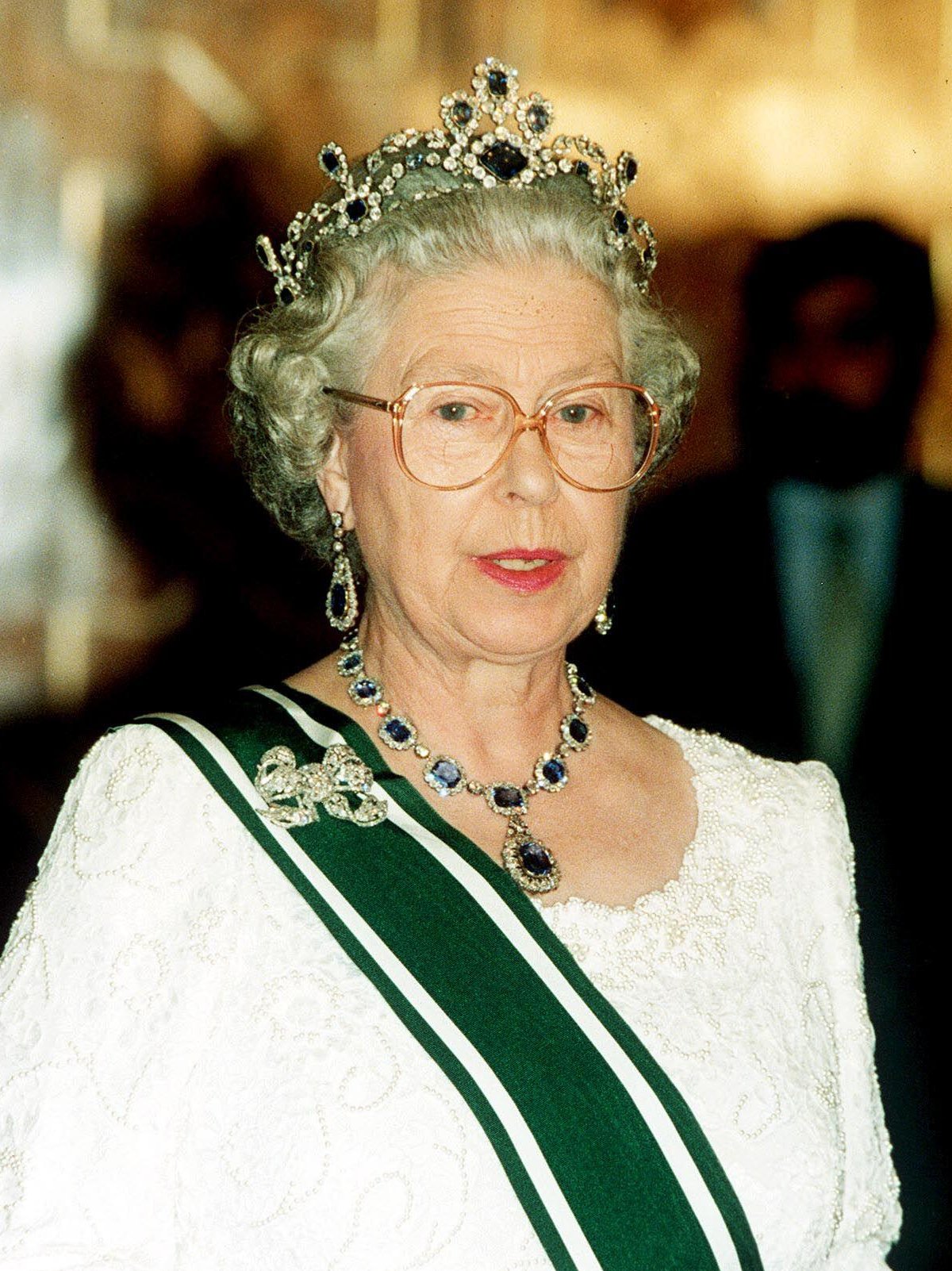 La Regina Elisabetta II partecipa a un banchetto di stato al Palazzo Presidenziale di Islamabad durante la sua visita in Pakistan il 7 ottobre 1997 (Anwar Hussein/Alamy)