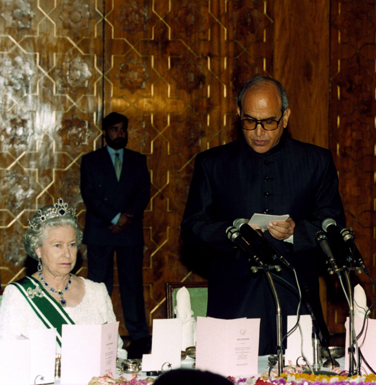 La Regina Elisabetta II, con il Presidente Farooq Leghari, partecipa a un banchetto di stato al Palazzo Presidenziale di Islamabad durante la sua visita in Pakistan il 7 ottobre 1997 (Anwar Hussein/Alamy)