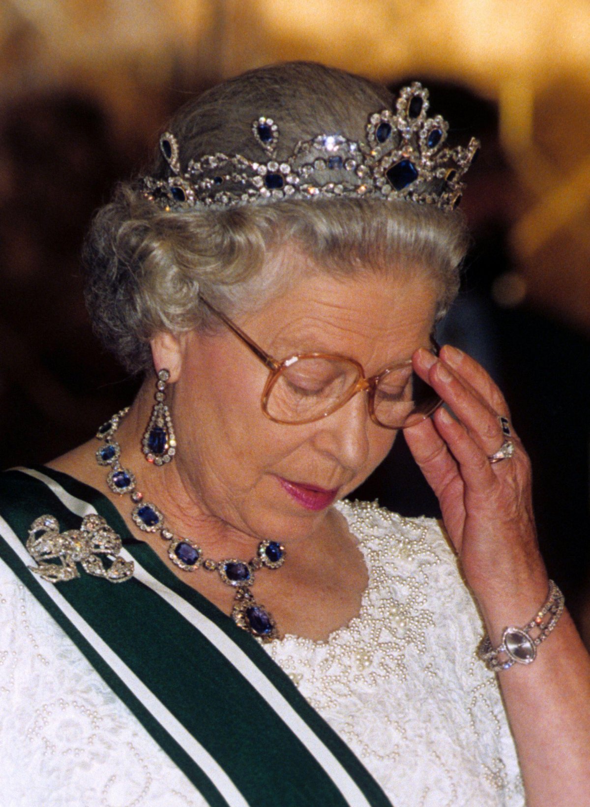 La Regina Elisabetta II partecipa a un banchetto di stato al Palazzo Presidenziale di Islamabad durante la sua visita in Pakistan il 7 ottobre 1997 (Anwar Hussein/Alamy)