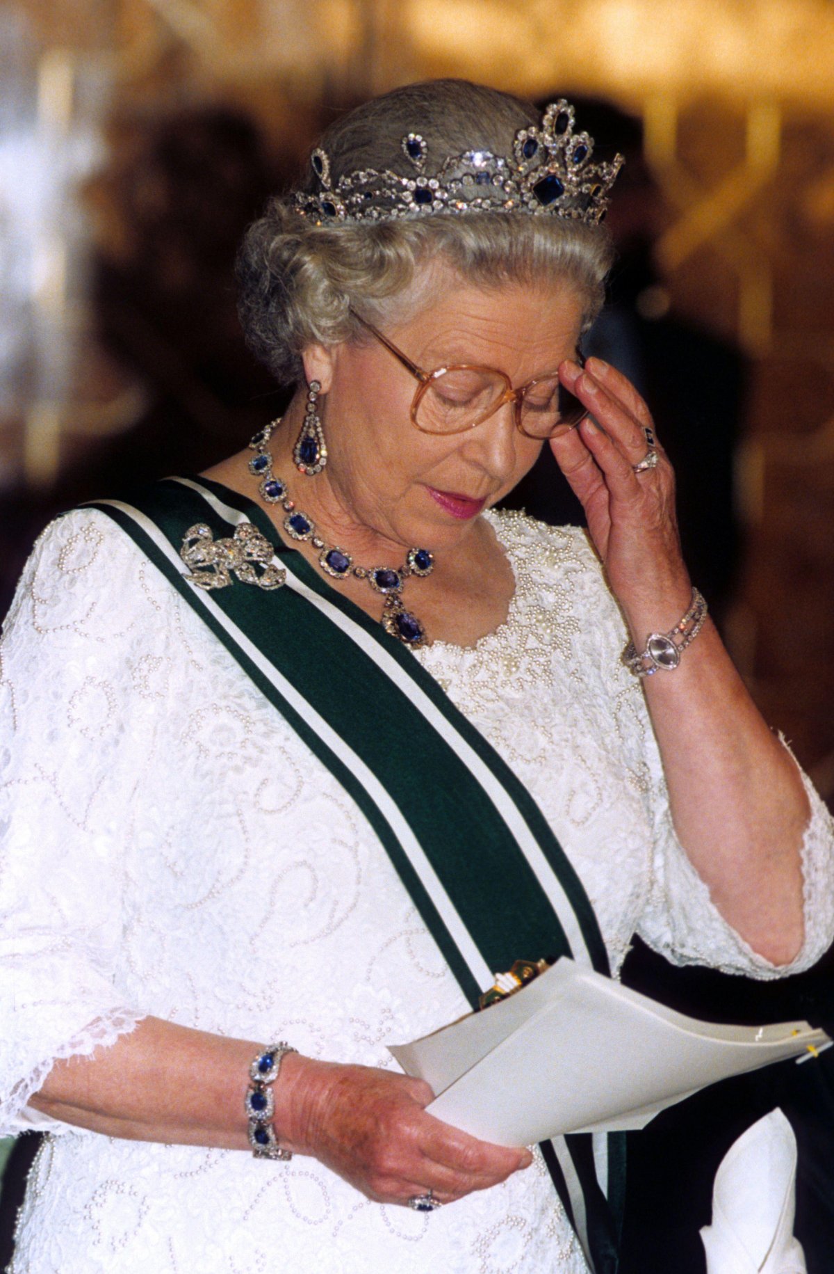 La Regina Elisabetta II partecipa a un banchetto di stato al Palazzo Presidenziale di Islamabad durante la sua visita in Pakistan il 7 ottobre 1997 (Anwar Hussein/Alamy)