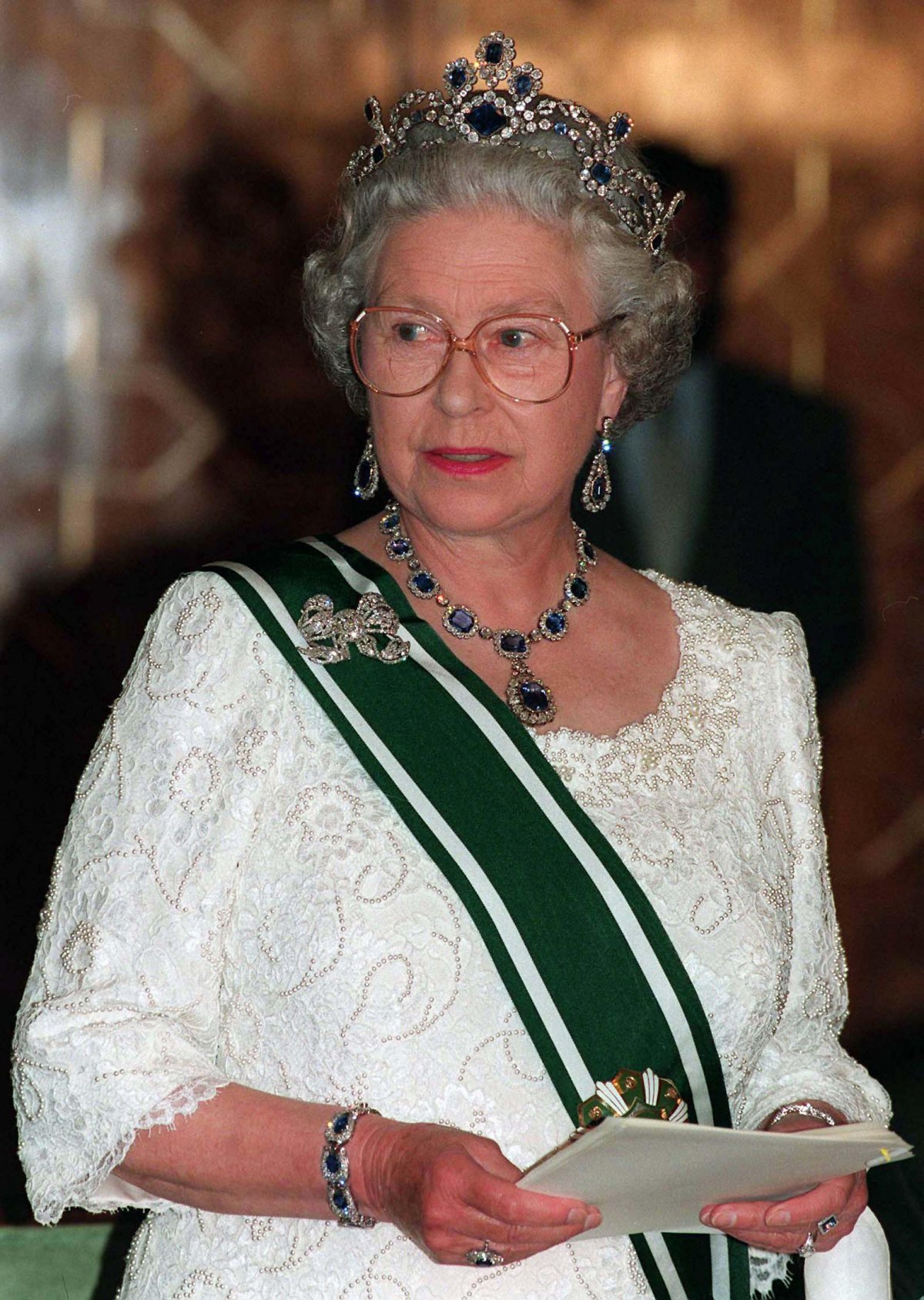 La Regina Elisabetta II partecipa a un banchetto di stato al Palazzo Presidenziale di Islamabad durante la sua visita in Pakistan il 7 ottobre 1997 (Anwar Hussein/PA Images/Alamy)