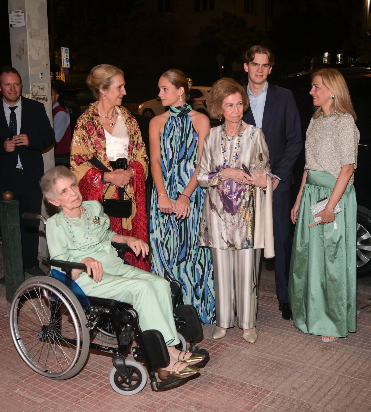 Principessa Irene, Infanta Elena, Irene Urdangarin e Borbón, Regina Sofia, Miguel Urdangarin e Borbón e Infanta Cristina partecipano a una cena prematrimoniale per la Principessa Theodora e Matthew Kumar al Museo Bizantino e Cristiano di Atene il 27 settembre 2024 (Dimitris Aspiotis/Alamy)