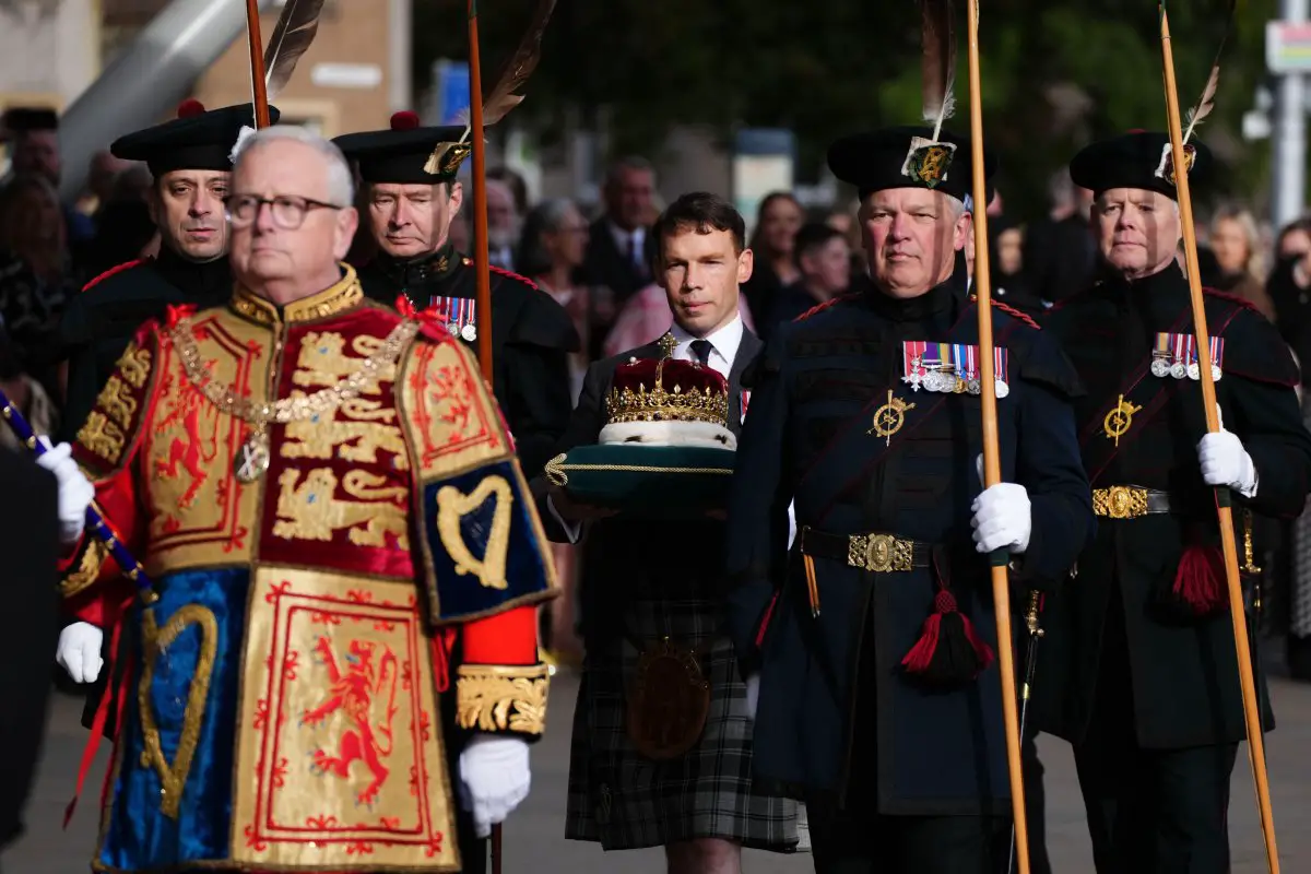 Il Duca di Hamilton e Brandon porta la Corona di Scozia prima di una visita reale al Parlamento scozzese a Edimburgo per celebrarne il 25° anniversario il 28 settembre 2024 (Andrew Milligan/PA Images/Alamy)