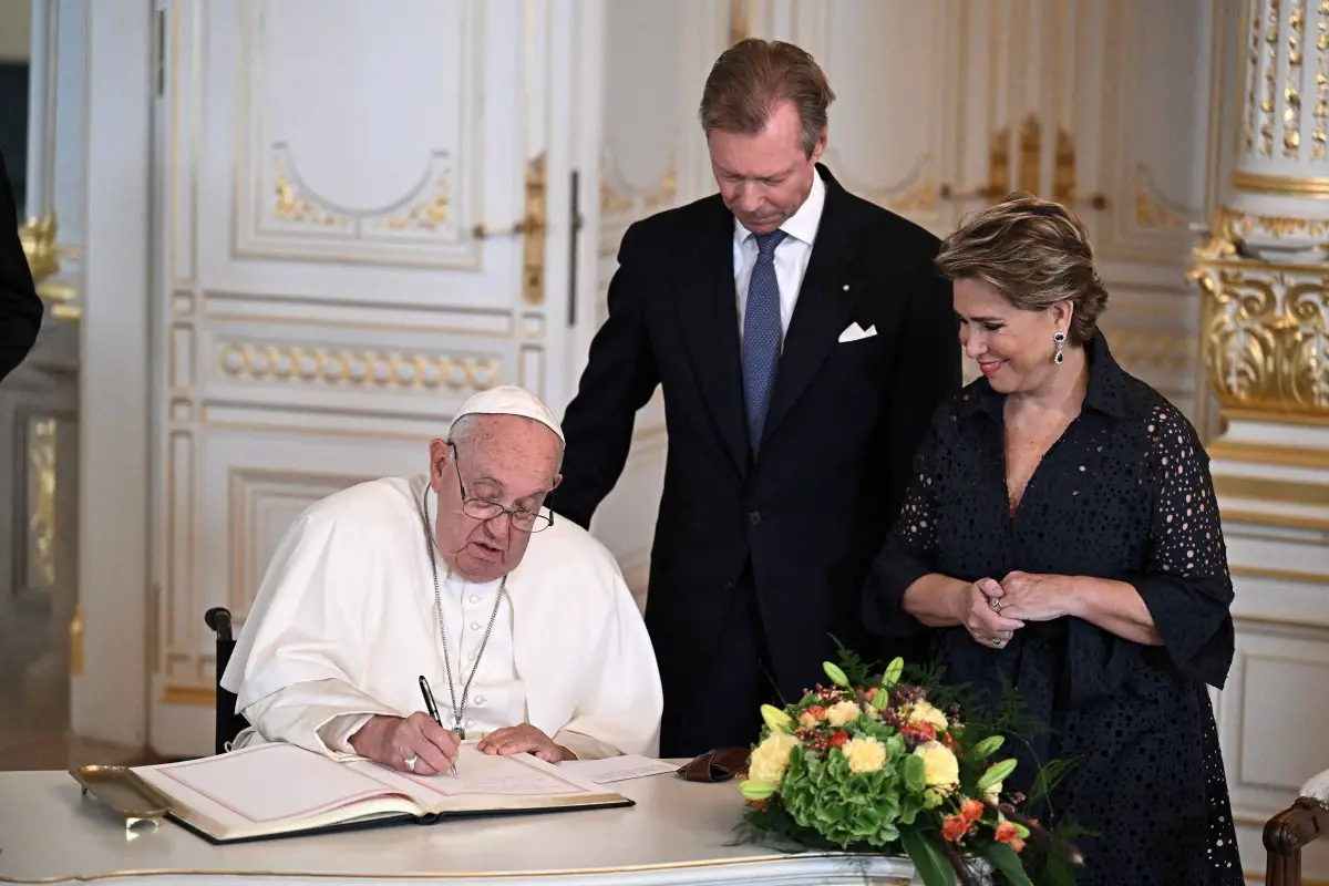 Papa Francesco visita il Granduca e la Granduchessa di Lussemburgo al Palazzo Ducale di Lussemburgo il 26 settembre 2024 (Abaca Press/Alamy)