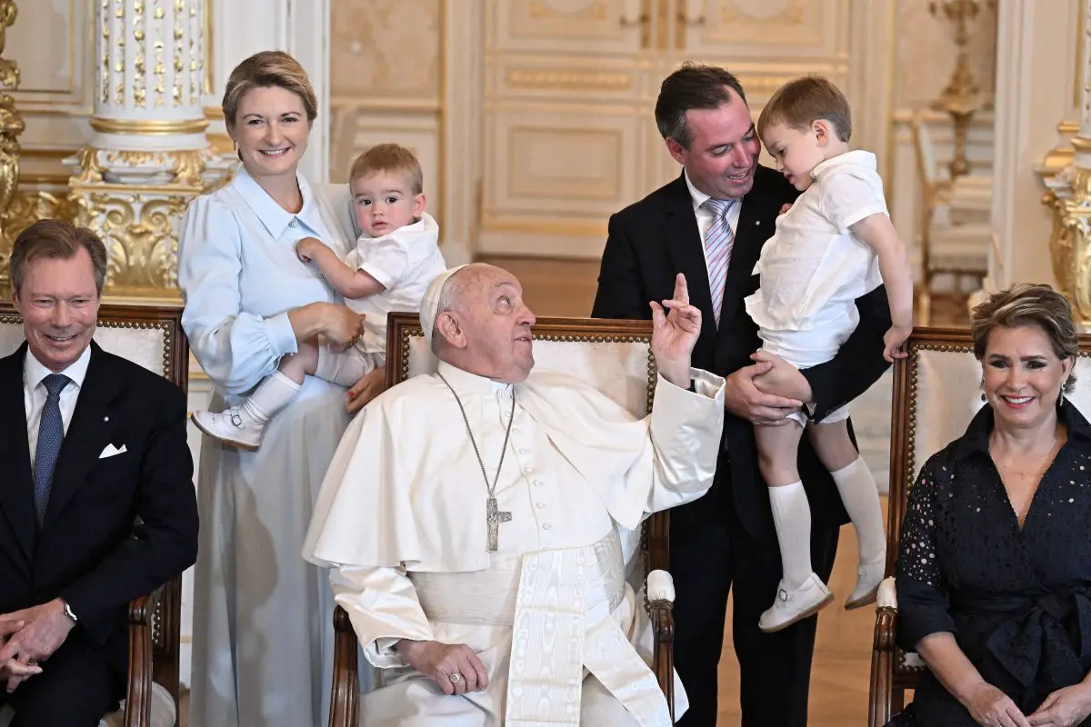 Papa Francesco visita il Granduca e la Granduchessa di Lussemburgo con i loro figli e nipoti al Palazzo Ducale di Lussemburgo il 26 settembre 2024 (David Niviere/Abaca Press/Alamy)