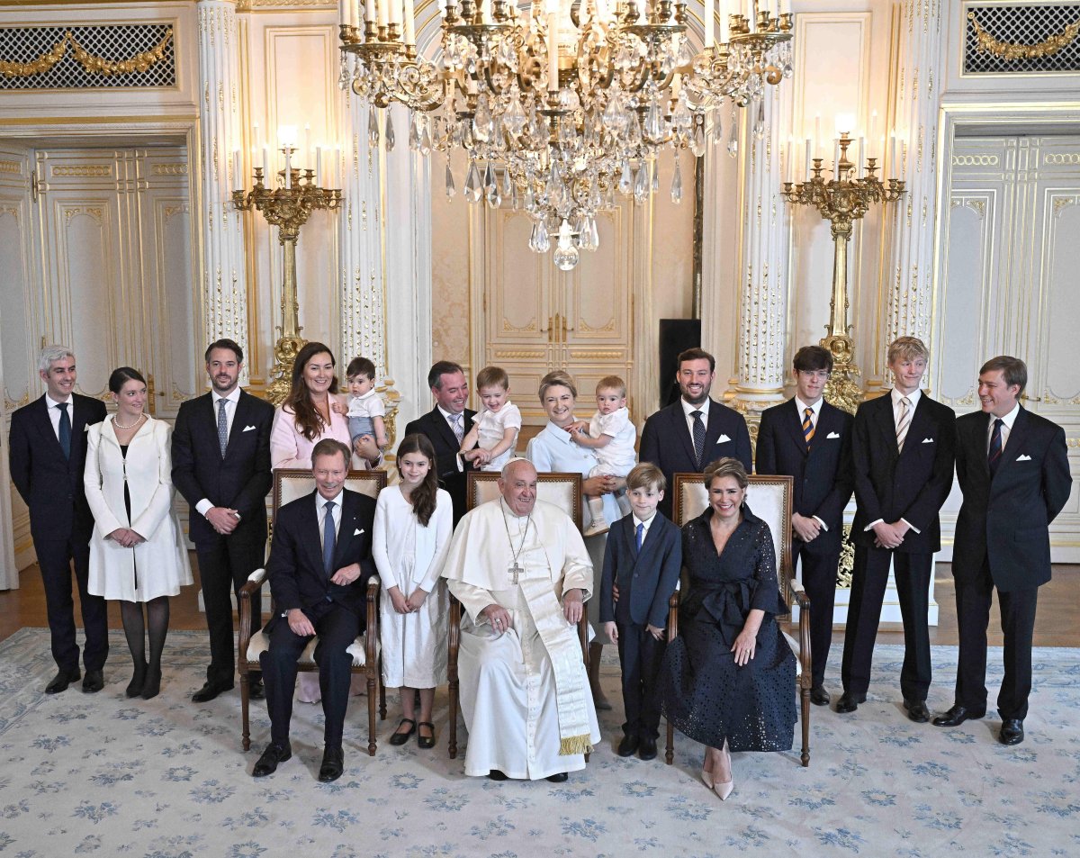 Papa Francesco visita il Granduca e la Granduchessa di Lussemburgo con i loro figli e nipoti al Palazzo Ducale di Lussemburgo il 26 settembre 2024 (David Niviere/Abaca Press/Alamy)