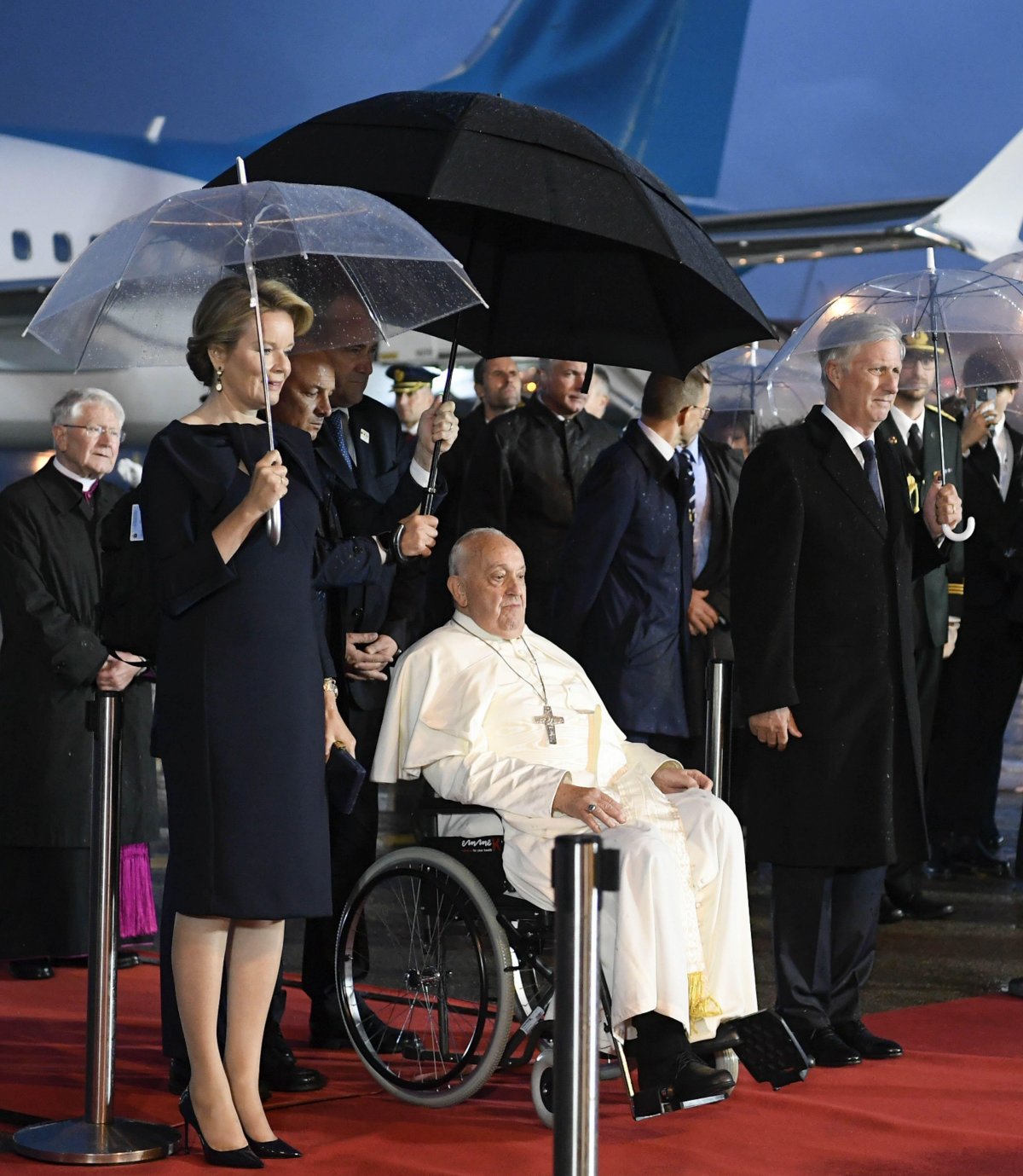 Papa Francesco è accolto dal Re e dalla Regina dei Belgi a Bruxelles il 26 settembre 2024 (Independent Photo Agency/Alamy)