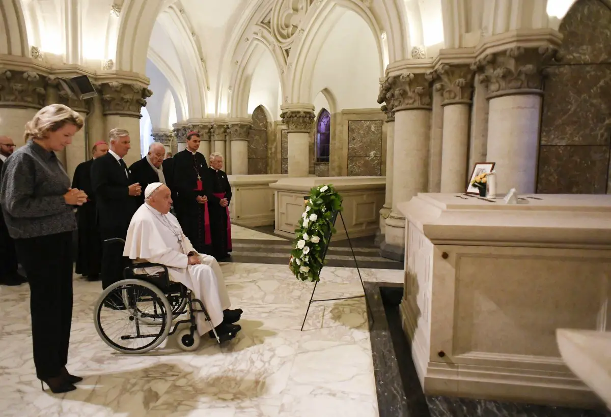 Papa Francesco prega con il Re e la Regina dei Belgi davanti alla tomba di re Baldovino nella cripta reale della Chiesa di Nostra Signora di Laeken il 28 settembre 2024 (Abaca Press/Alamy)