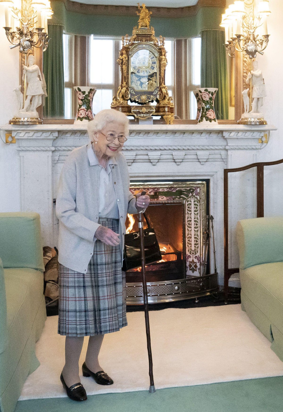 La Regina Elisabetta II aspetta di ricevere la Primo Ministro Liz Truss al Castello di Balmoral il 6 settembre 2022 (Jane Barlow/PA Images/Alamy)