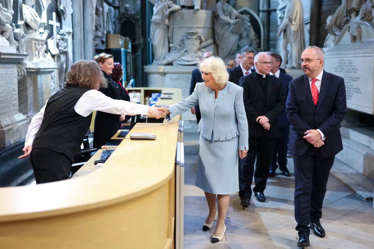 La Regina Camilla visita il Progetto Sacrestia dell'Abbazia di Westminster a Londra il 3 ottobre 2024 (Chris Jackson/PA Images/Alamy)