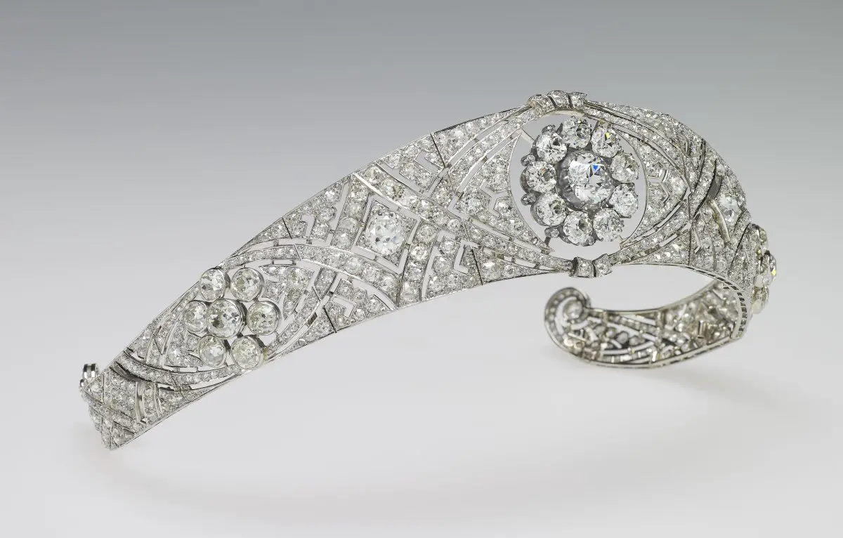 In questo scatto rilasciato dalla Casa Reale, si vede la Tiara di Diamanti di Regina Maria, indossata da Meghan Markle per il suo matrimonio con il Principe Harry il 19 maggio 2018 (Royal Collection Trust)