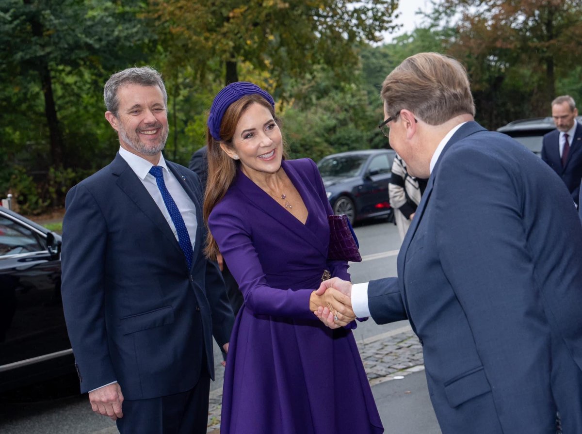 Il Re e la Regina di Danimarca accolgono il Presidente d'Islanda e suo marito a Copenaghen il 8 ottobre 2024 (Kongehuset)