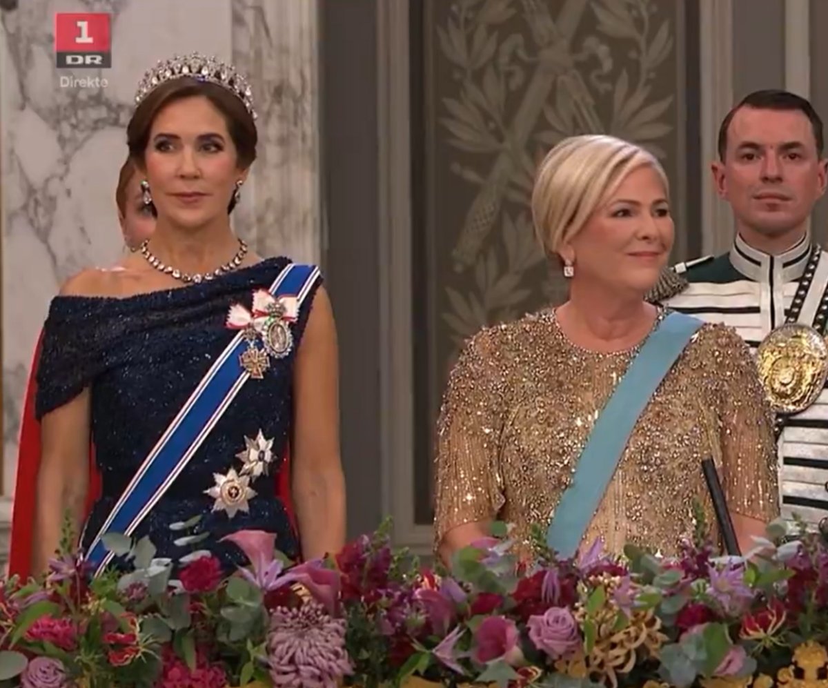 Il Re e la Regina di Danimarca organizzano un banchetto di stato in onore del Presidente d'Islanda presso il Palazzo di Christiansborg a Copenaghen il 8 ottobre 2024 (DR1/screencapture)