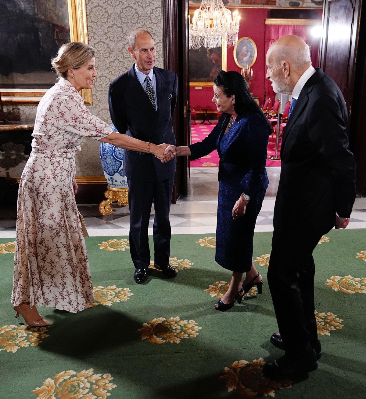 Il Duca e la Duchessa di Edimburgo sono accolti dalla Presidente di Malta e dal marito al Palazzo del Gran Maestro in Piazza San Giorgio, La Valletta, durante il primo giorno del loro tour reale di Malta il 7 ottobre 2024 (Aaron Chown/PA Images/Alamy)