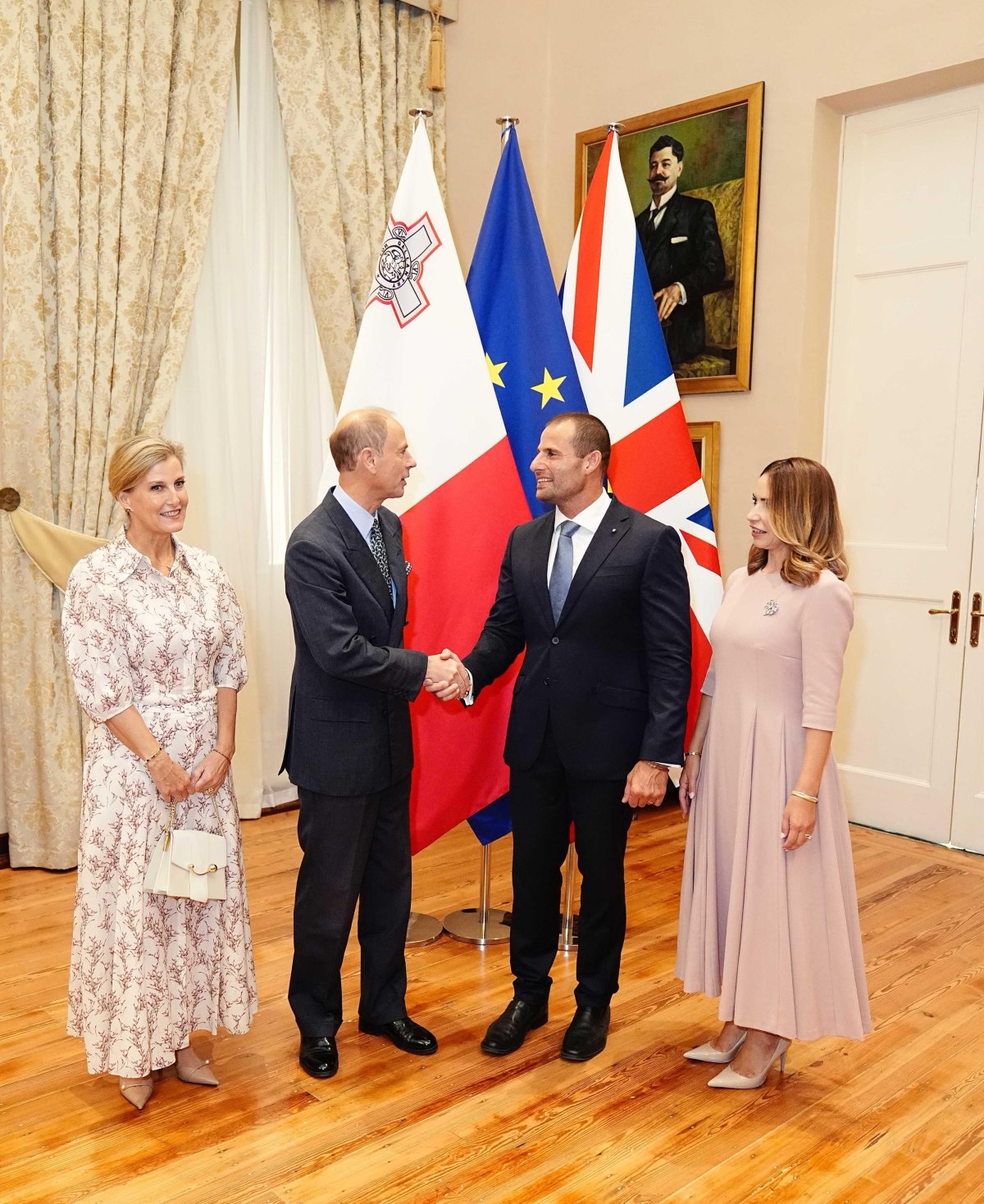 Il Duca e la Duchessa di Edimburgo sono accolti dal Primo Ministro di Malta e dalla moglie all'Auberge de Castille nella Valletta durante il primo giorno del loro tour reale di Malta il 7 ottobre 2024 (Aaron Chown/PA Images/Alamy)