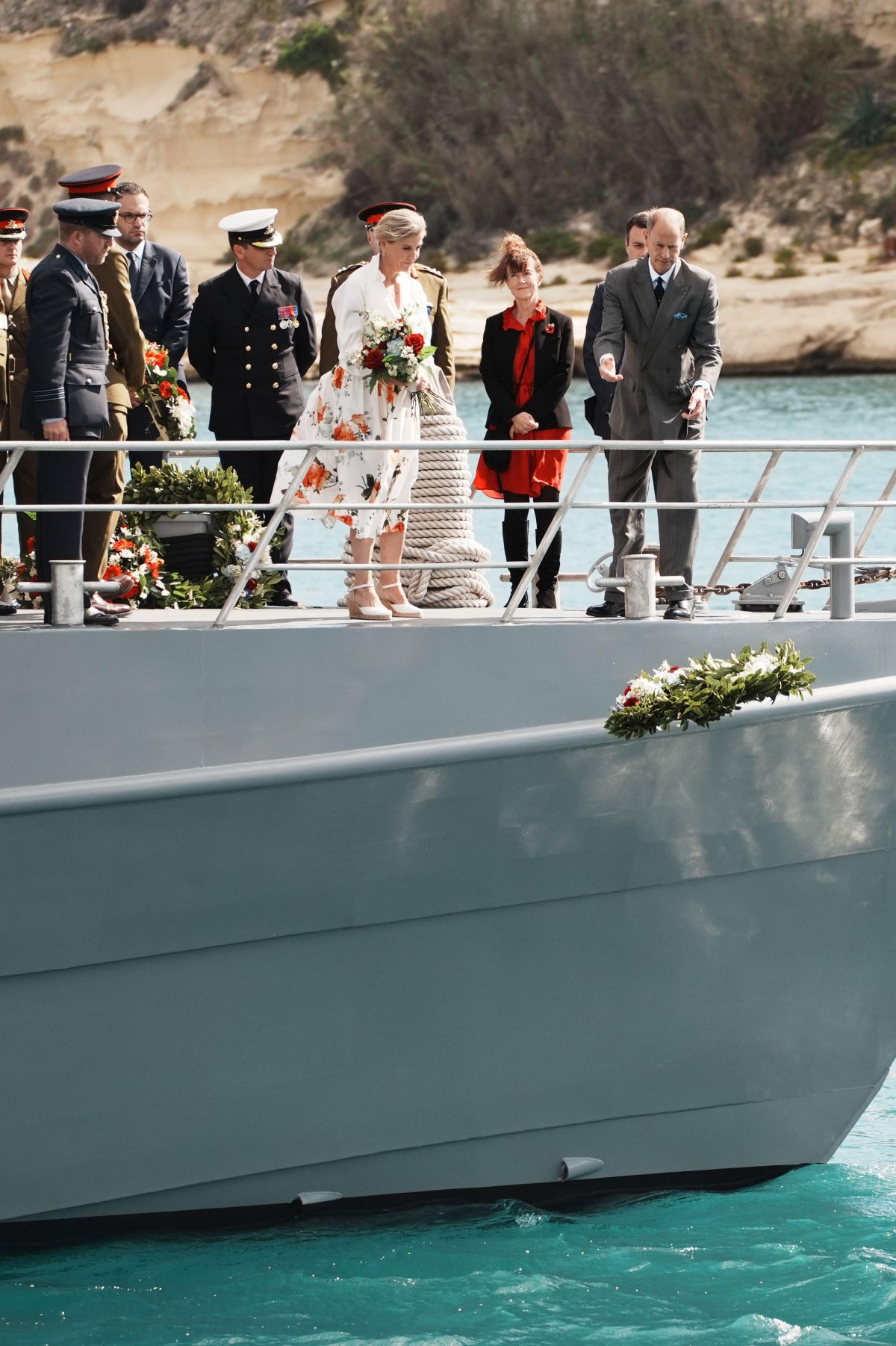 Il Duca e la Duchessa di Edimburgo depongono corone all'ingresso del Grande Porto a Valetta durante il secondo giorno del loro tour reale di Malta l'8 ottobre 2024 (Aaron Chown/PA Images/Alamy)