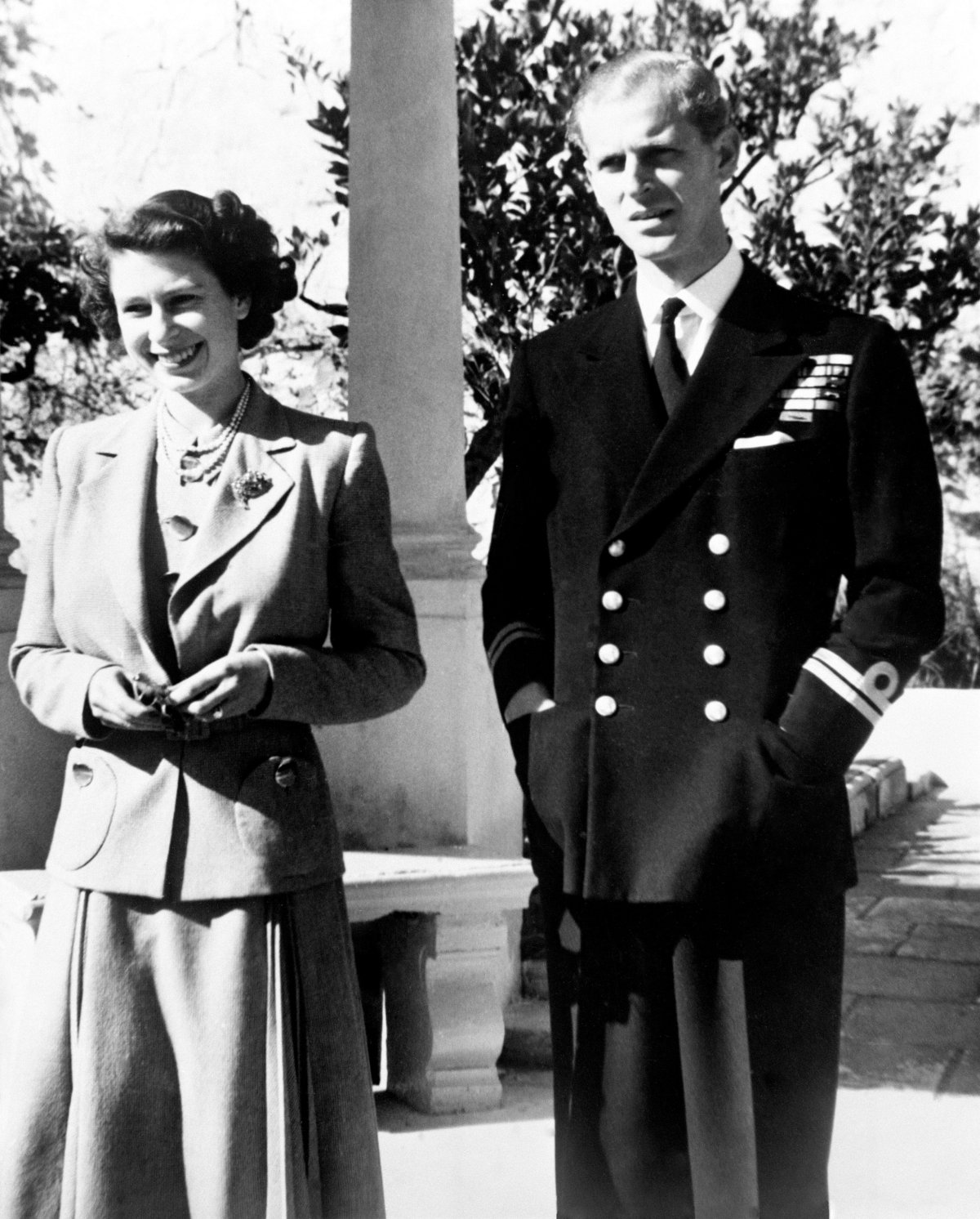 La Principessa Elisabetta e il Principe Filippo sono ritratti nel giardino della Villa Guardamangia a Malta nel novembre 1949 (PA Images/Alamy)