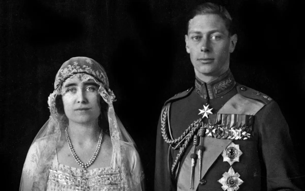 Principe Alberto, Duca di York e Lady Elizabeth Bowes-Lyon nel giorno del loro matrimonio, 26 aprile 1923 (Wikimedia Commons)