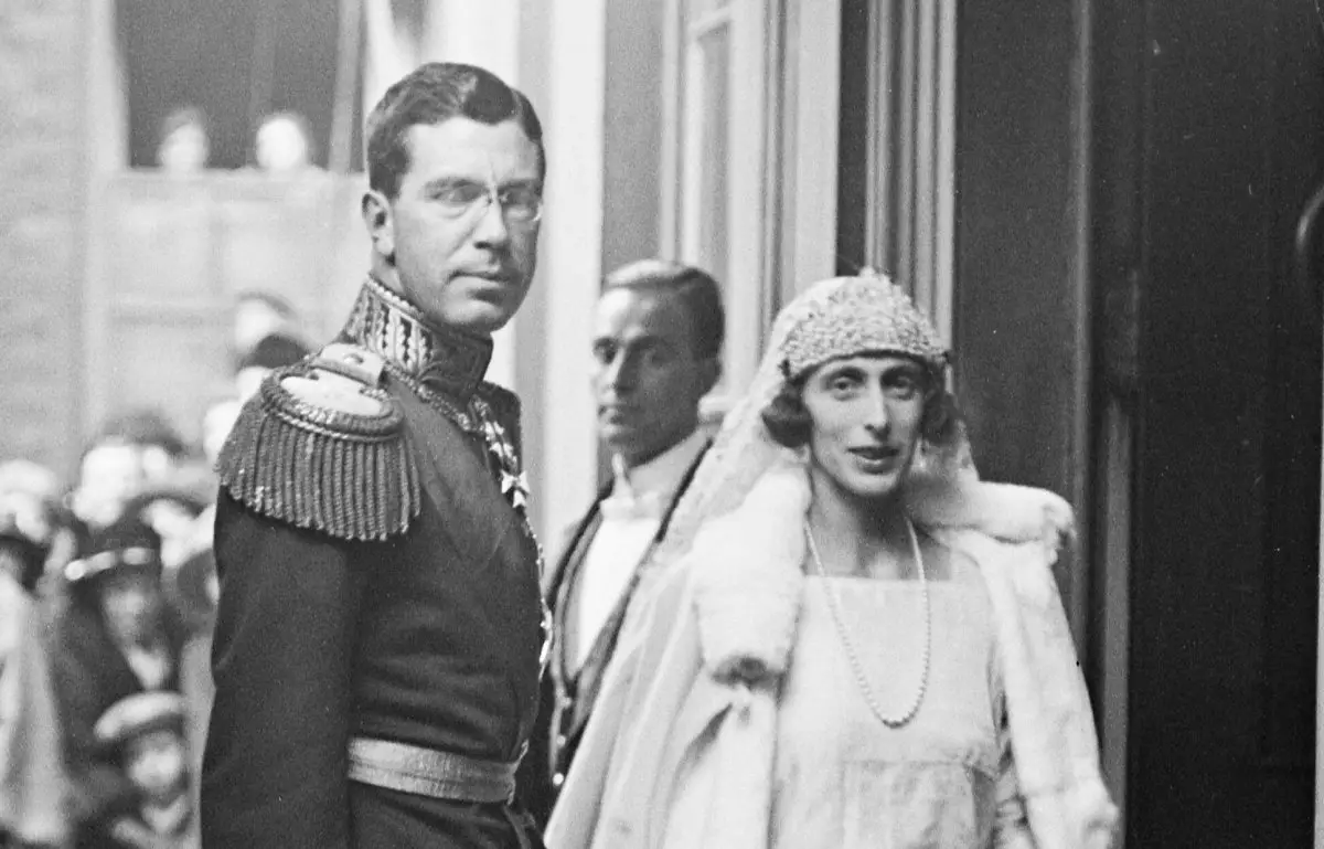 Il Principe ereditario di Svezia e Lady Louise Mounbatten nel giorno del loro matrimonio nella Cappella Reale, Palazzo di St. James a Londra il 3 novembre 1923 (Smith Archive/Alamy)