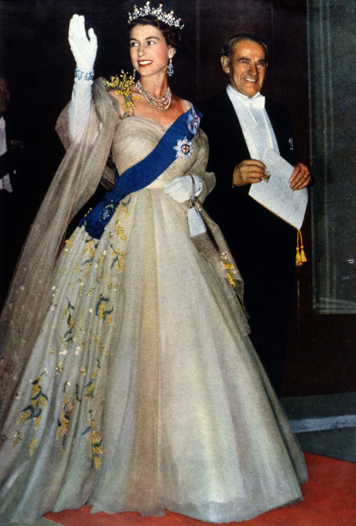 La Regina Elisabetta II arriva per un banchetto di stato a Sydney, Australia, durante il suo tour di incoronazione del Commonwealth il 4 febbraio 1954 (Smith Archive/Alamy)